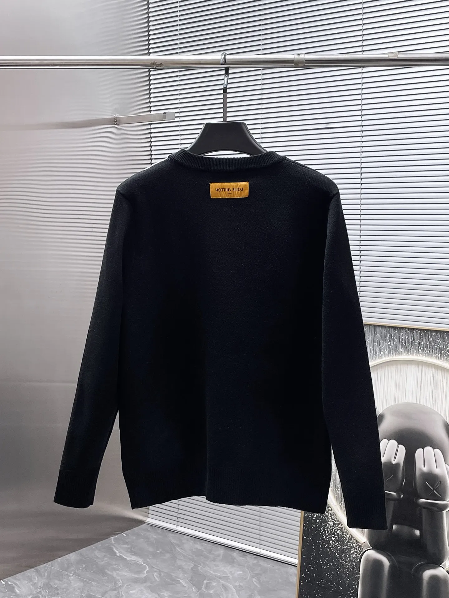 🅿️440 Louis Vuitton LV 2025ss new wool blended round neck long-sleeved sweater cardigan bottoming sweater, high-end version! The custom-made fabrics at the counter are highly breathable and comfortable, with impeccable details and brand element design concepts, reflecting high quality. It feels delicate and soft! It presents a casual cut and the upper body shape is great! 🐉Code size: M-3XL